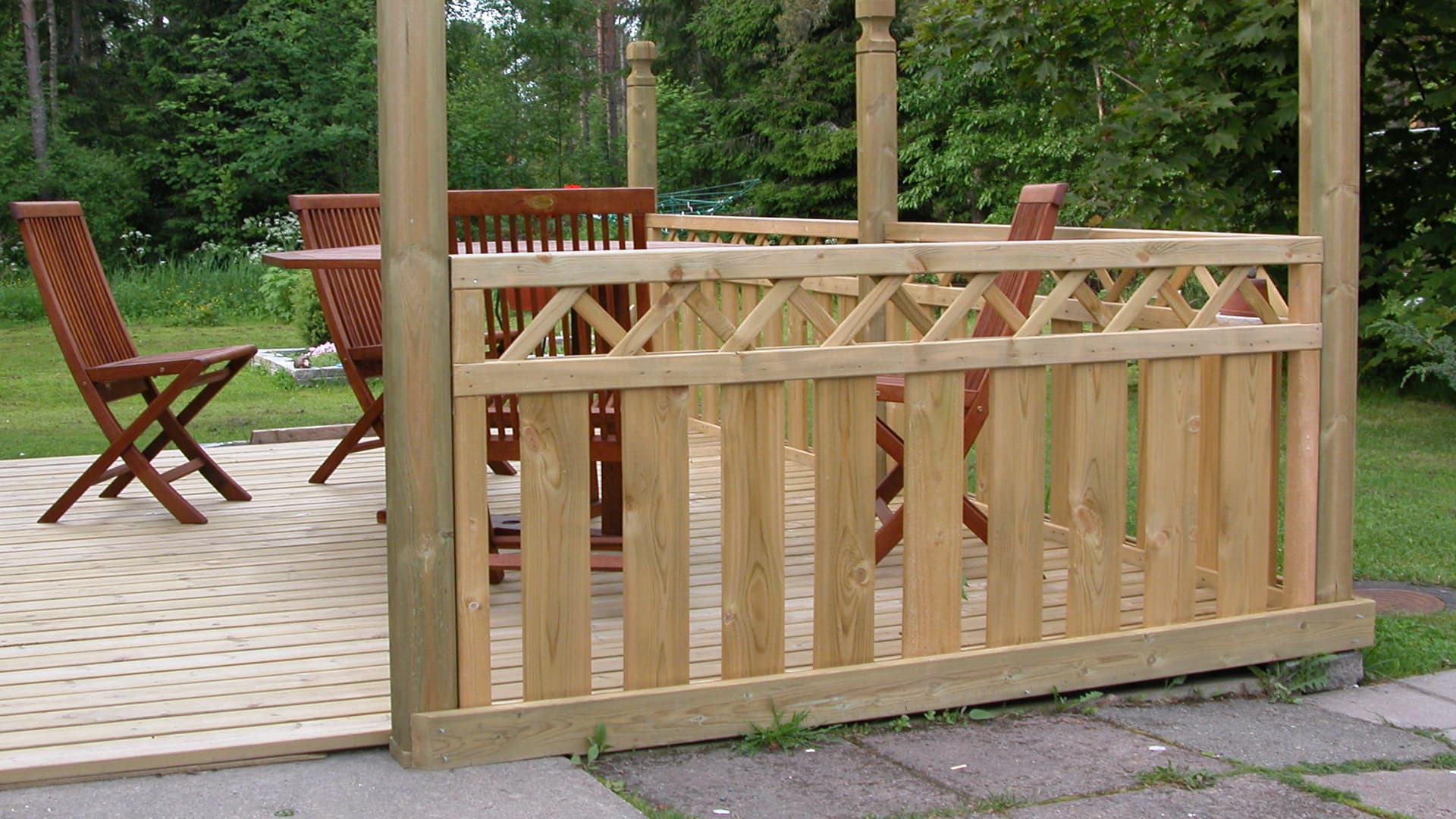 <p data-block-key="gu8ac">Kuvan ensimmäinen tolppa on ankkuroitu tiukasti vanhaan betonilaattaan, joka joskus on valettu portaiden eteen. Kulma on jäykistetty sisäpuolelle asennetulla pöytätasolla, johon voi asettaa vaikka kukkasen.</p>