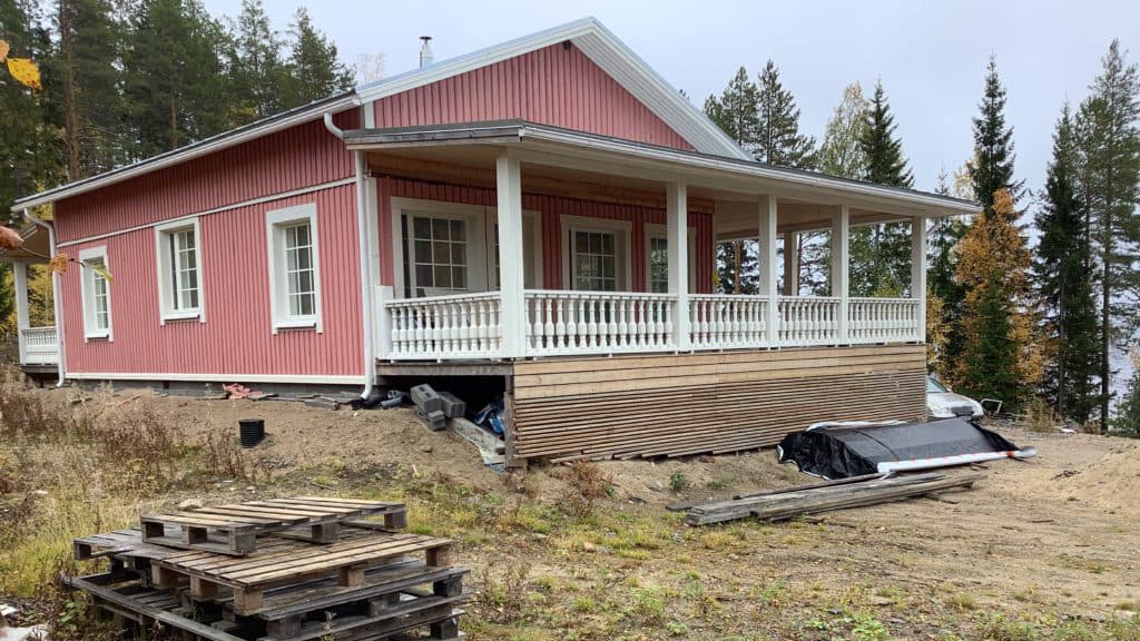 Jätevesijärjestelmä asennettiin hirsitalon rinnetontille päivässä