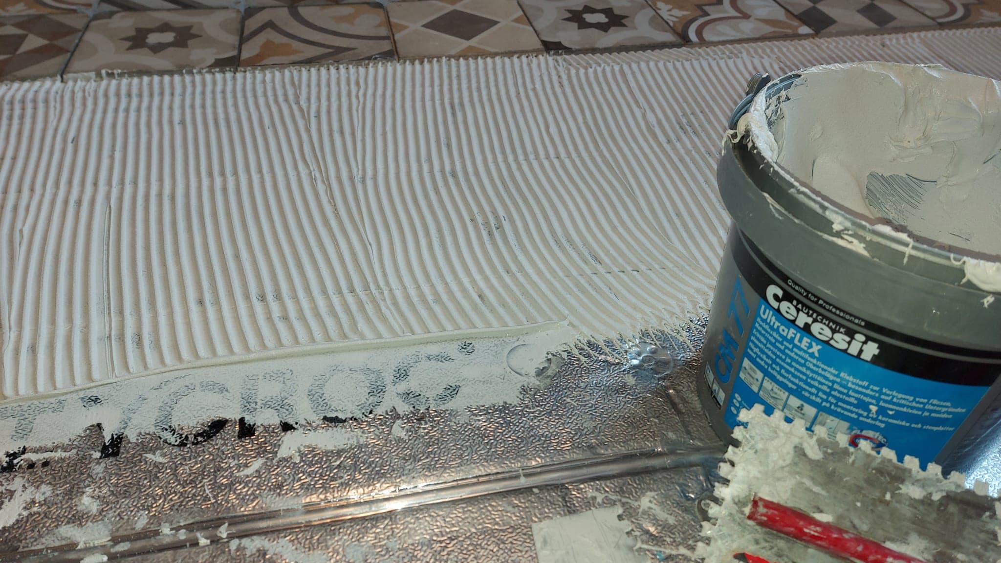 <p data-block-key="h4yad">Vedeneristys ja laattojen kiinnitys toteutettiin Ceresit CM77 laastilla asetonilla puhdistettuun Tycroc UHP16-levyn alumiinipintaan ja lattialaattojen saumaus tehtiin Ceresit CE89 epoksisaumalaastilla.</p>