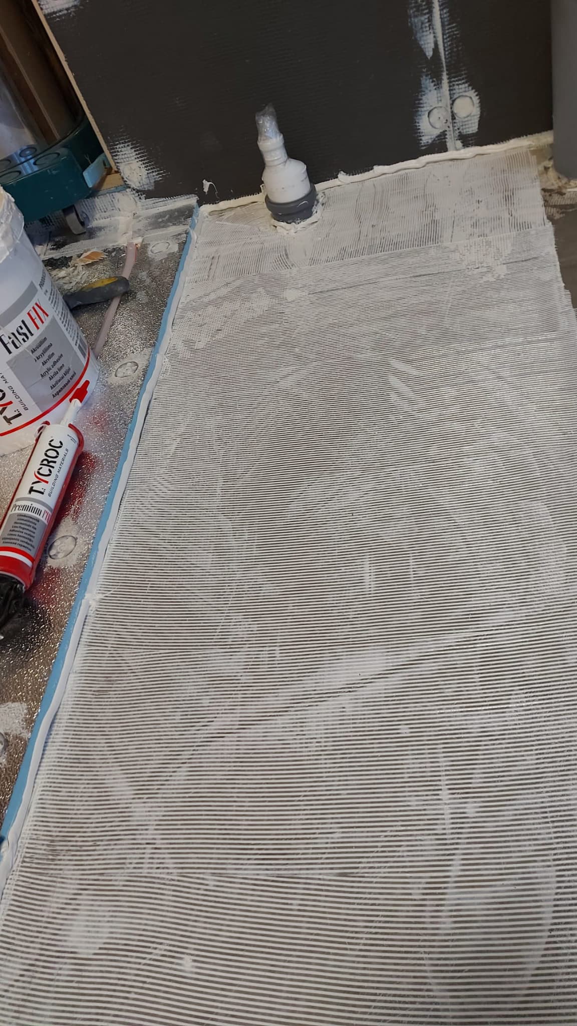 <p data-block-key="kipmu">Kuivien tilojen UHP-levyt liimattiin OSP ja lastulevyalustoille Fast FIX-akryyliliimalla sekä 2‒4 kpl/levy, mekaanisella ruuvi+aluslevytartunnalla.</p>