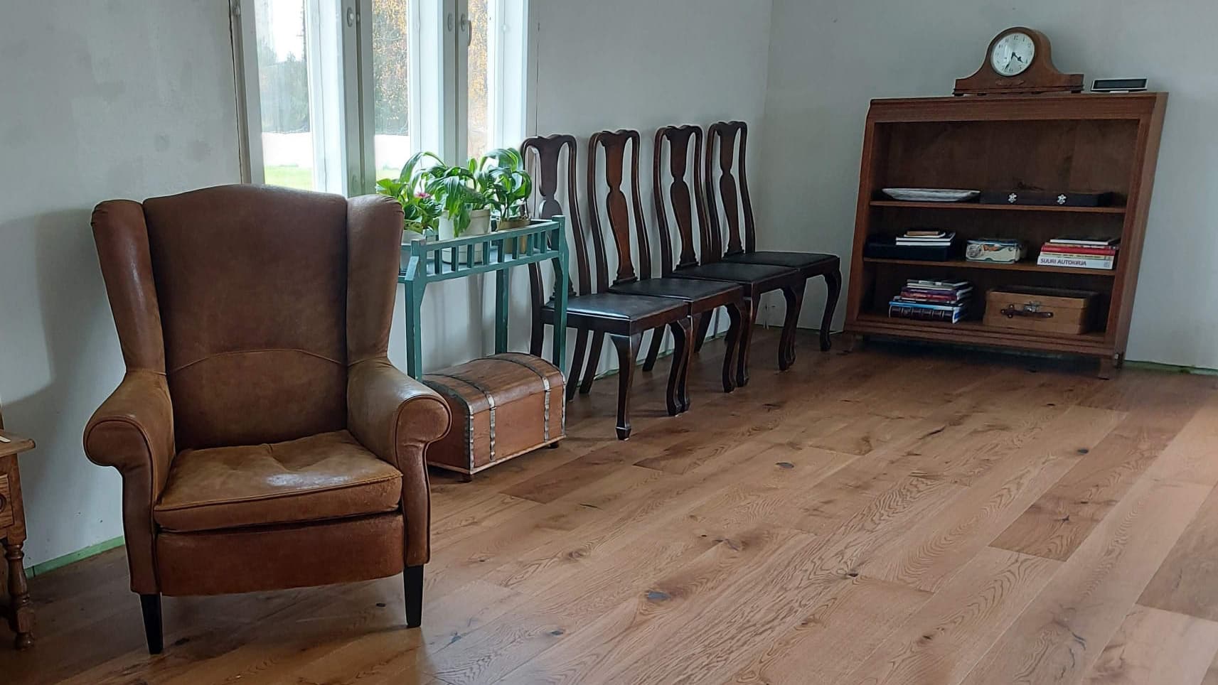 <p data-block-key="271j4">Pintamateriaali on Parla Chalet Choast Tammi lautaparketti ja alusmateriaalina Tuplex kopinan vaimennin, joka asennettiin suoraan uivana/kelluvana putkitettujen Tycroc UHP16-levyjen päälle.</p>