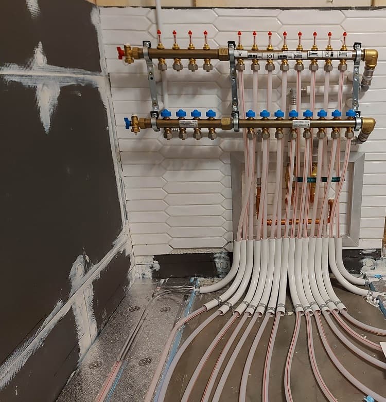 <p data-block-key="izgw7">Lämmityspiirien kaikki (ja ainoat) putkiliitokset sijaitsevat turvallisesti wc/kylpyhuoneessa sijaitsevassa jakotukissa.</p>