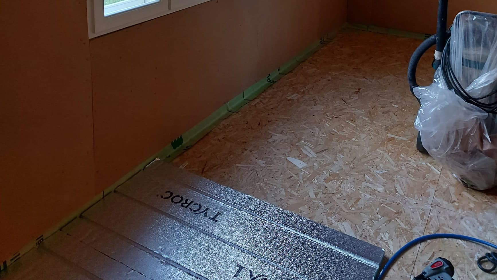 <p data-block-key="vr43n">Lattialämmityksen aluslevyt voidaan asentaa kaikentyyppisiin kantaviin, tasaisiin sekä lujiin alustoihin. Alustan tulee olla kuiva asennettaessa.</p>