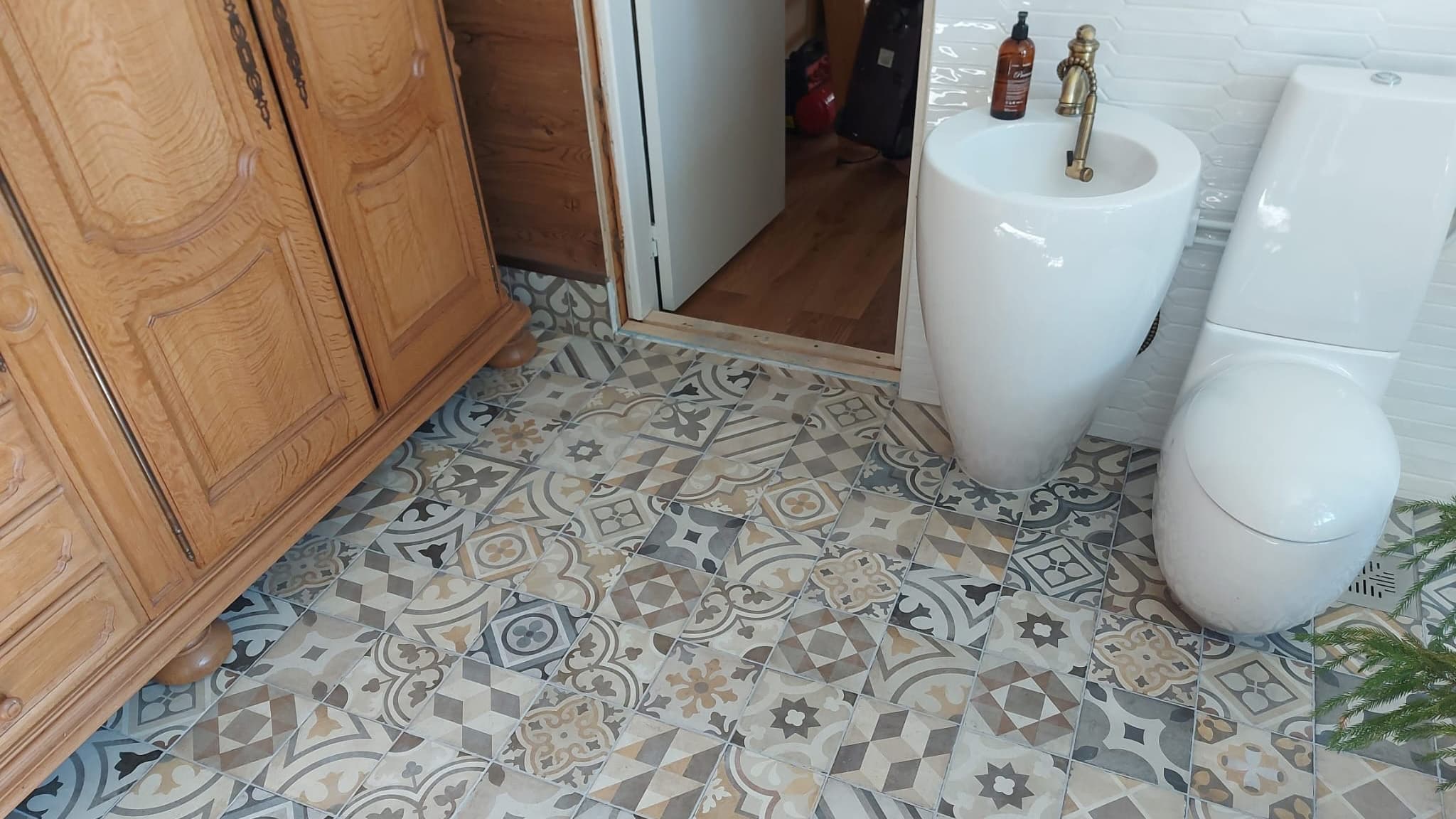 <p data-block-key="2hsgf">Lattialaataksi valikoitui Ragnon Ottocento mix 20 x 20.</p>