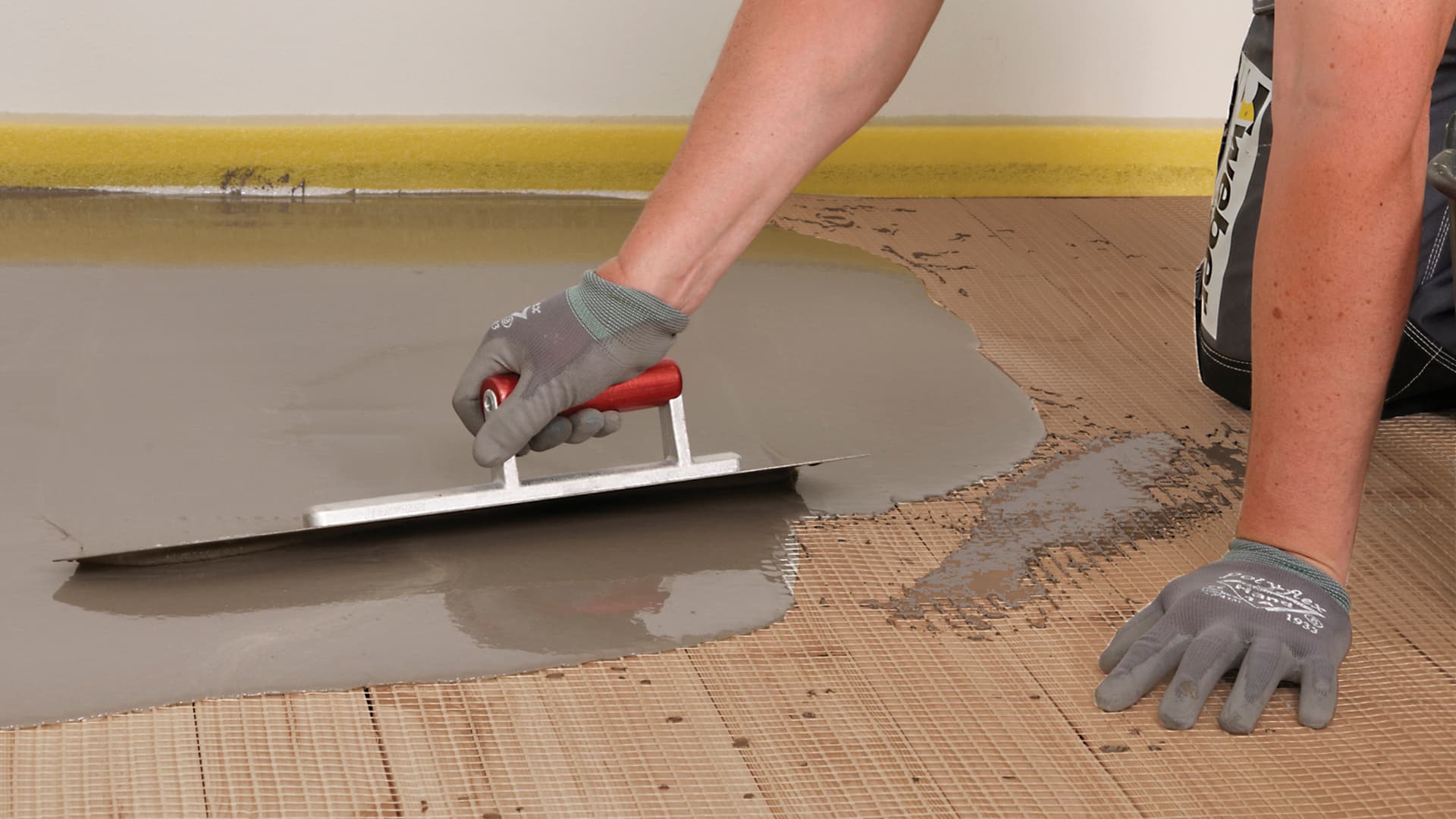 Näin tasoitat puulattian tasoitteella