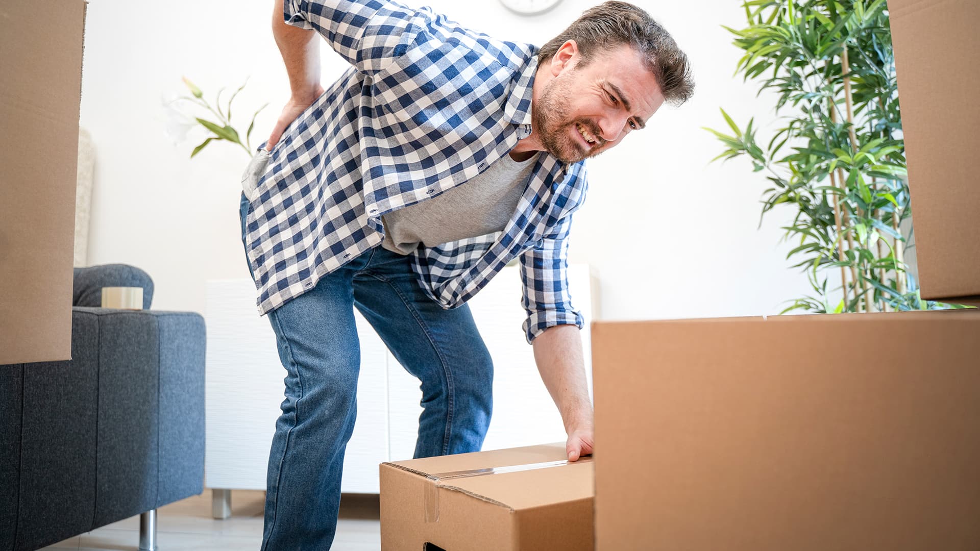 Näin onnistut kantamaan kasan laatikoita kompastumatta