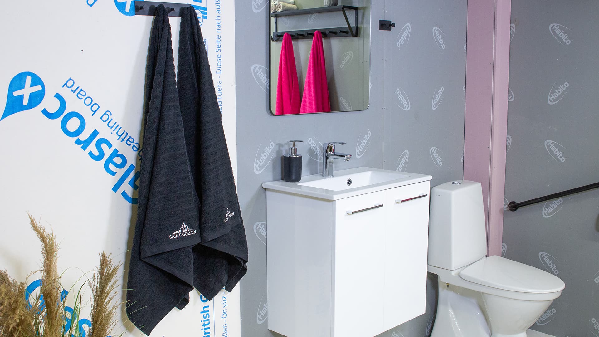 Kolme erilaista ratkaisua kosteiden tilojen seinään