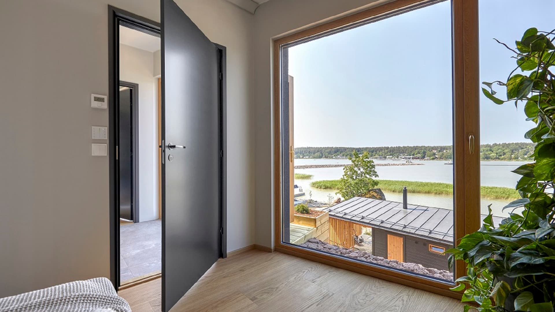 Kaksi erilaista taloa asuntomessuilla: Kaksi samankaltaista sisustuselementtiä