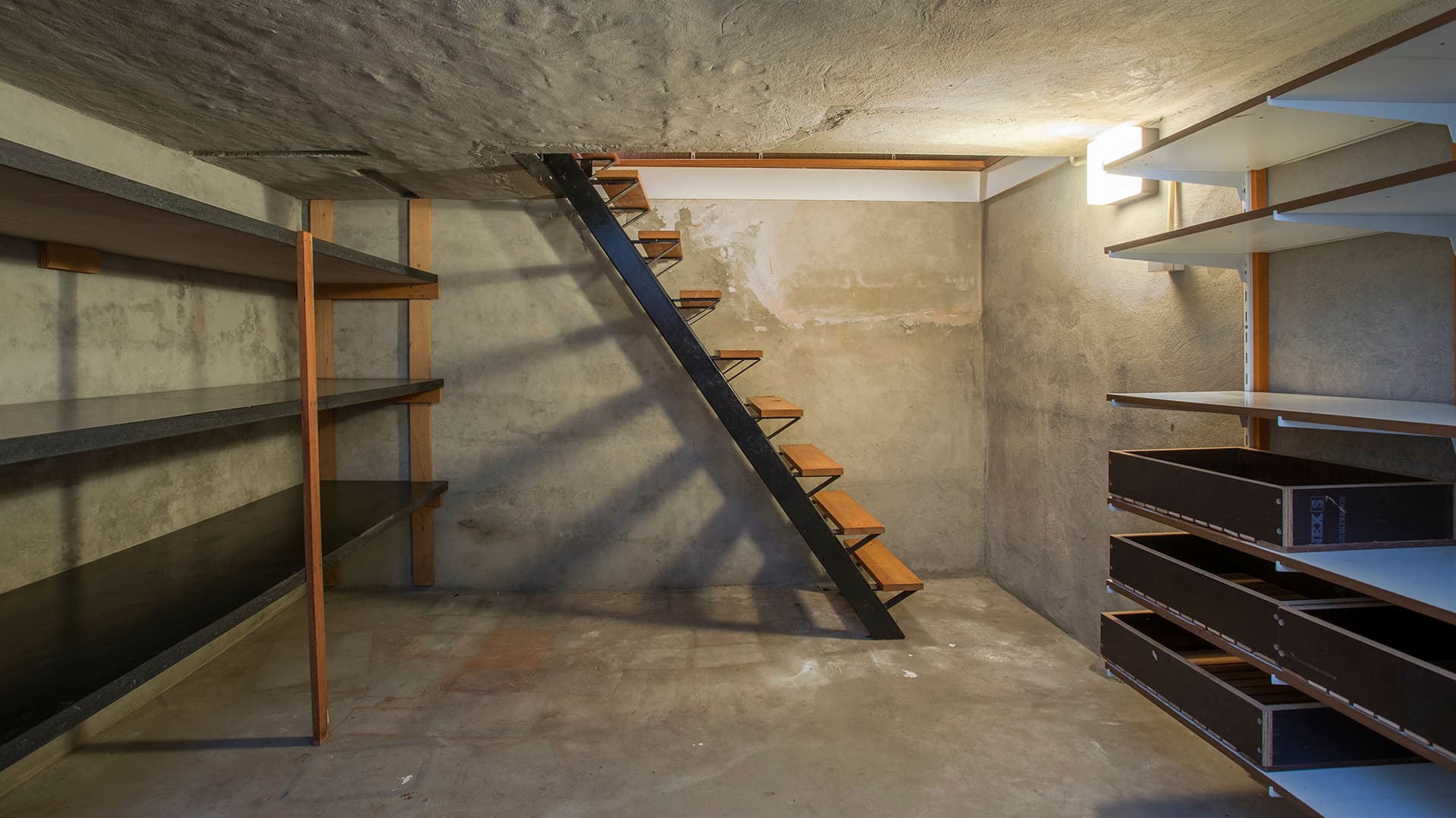 Mitä tehdä, kun kellarin seinät ovat märät?