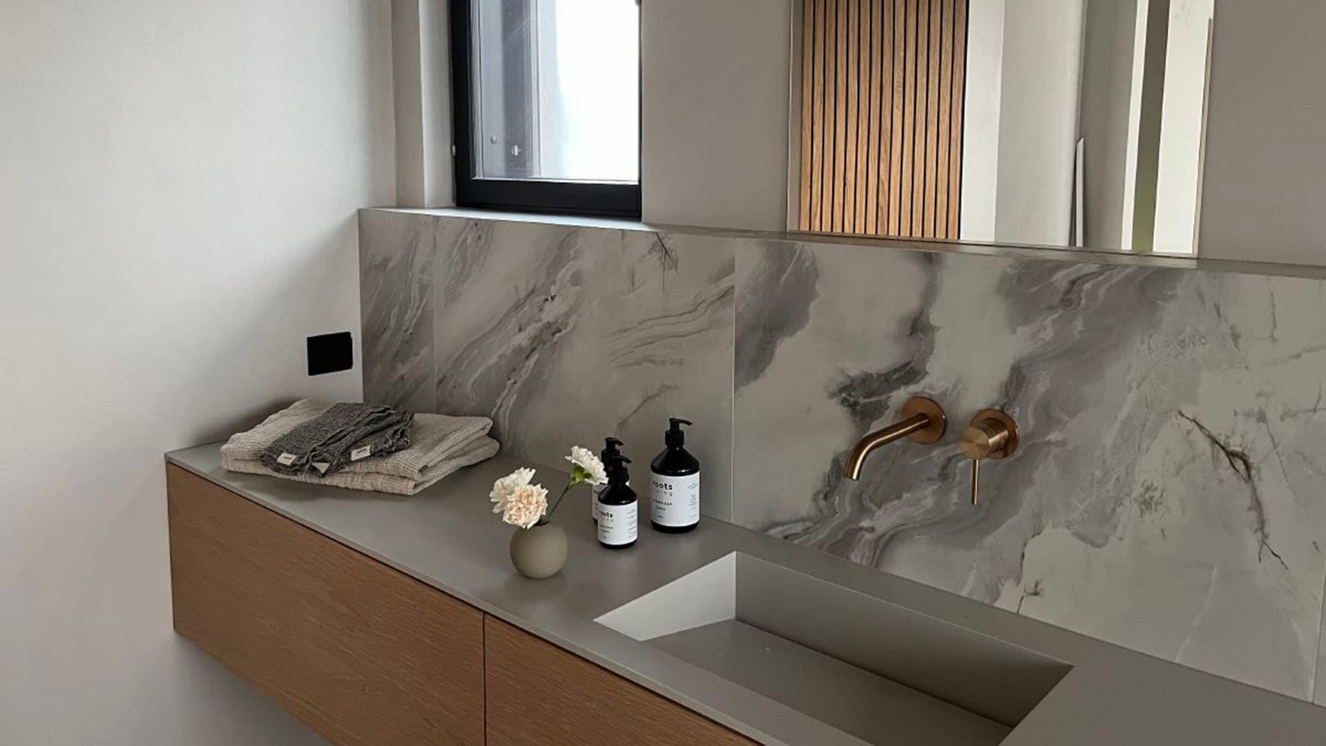 Pistorasiat ja kytkimet kosteisiin tiloihin