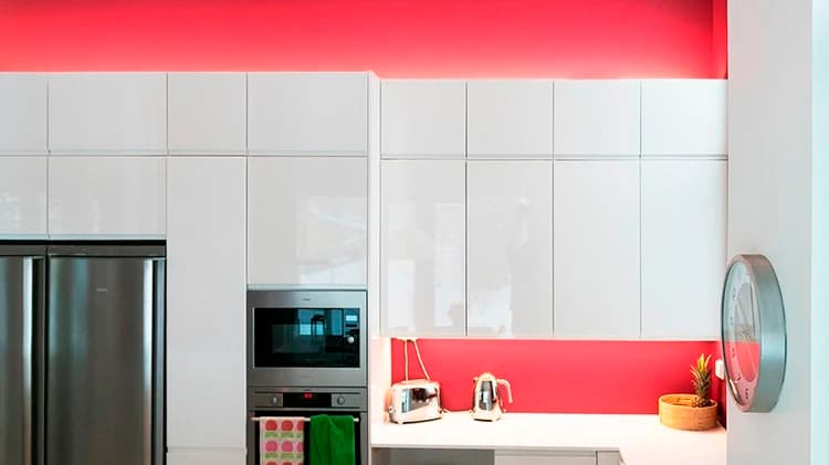 Keittiön led-nauhaprojekti itse tai mittatilaustyönä