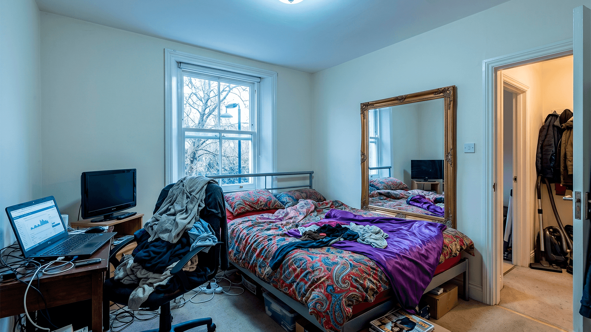 <p data-block-key="3uqwr">Makuuhuone, huono feng shui: Sänky on suoraan oven linjassa ja sen päätynä on ikkuna umpinaisen seinän sijaan, jolloin nukkumapaikka tuntuu vähemmän suojaiselta. Sänkyä vastapäätä oleva suuri peili, nurkan työpiste ja kirkas kattovalo tuovat huoneeseen aktiivista energiaa, vaikka tilan tarkoitus on lepo. (Kuva luotu tekoälyavusteisesti)</p>