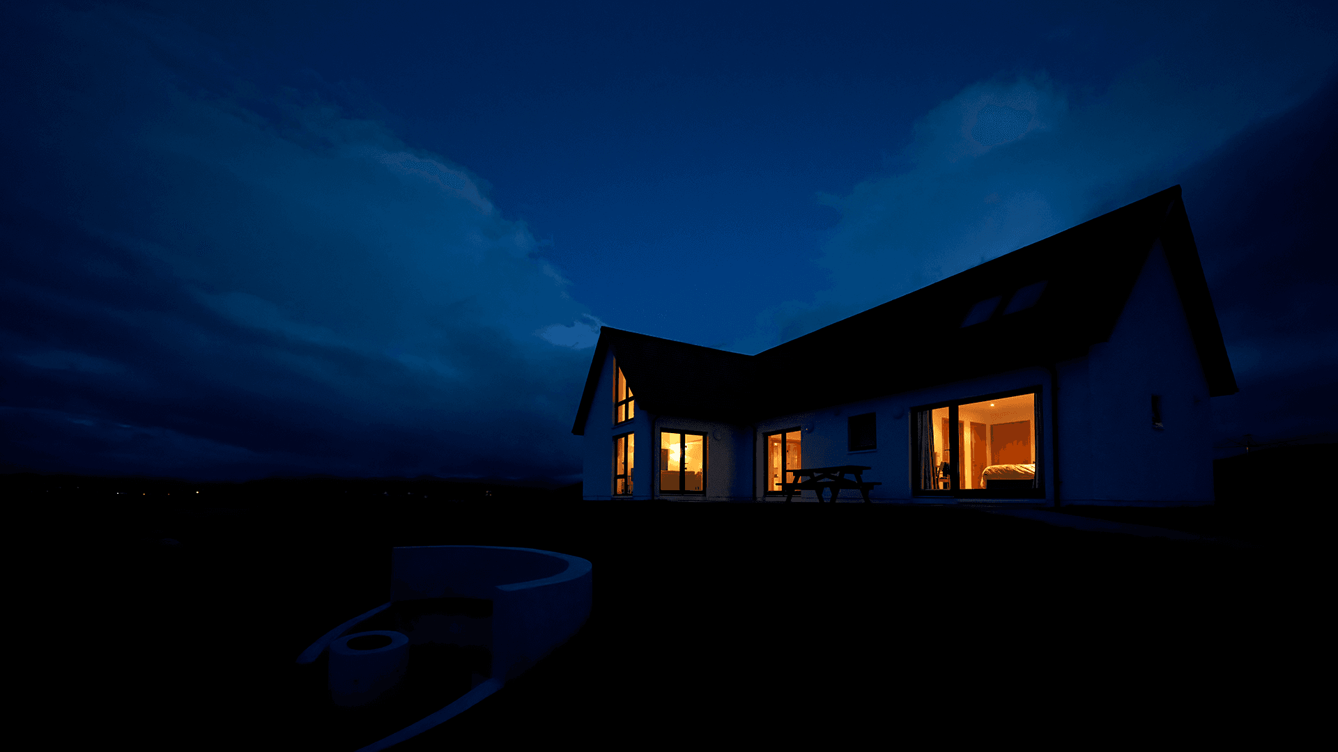 <p data-block-key="415d8">Ikkunoista näkyvät arvoesineet ovat turha houkutin. Verhot ja kaihtimet vähentävät “näyteikkunaefektiä” iltaisin. (kuva Adobe Stock)</p>