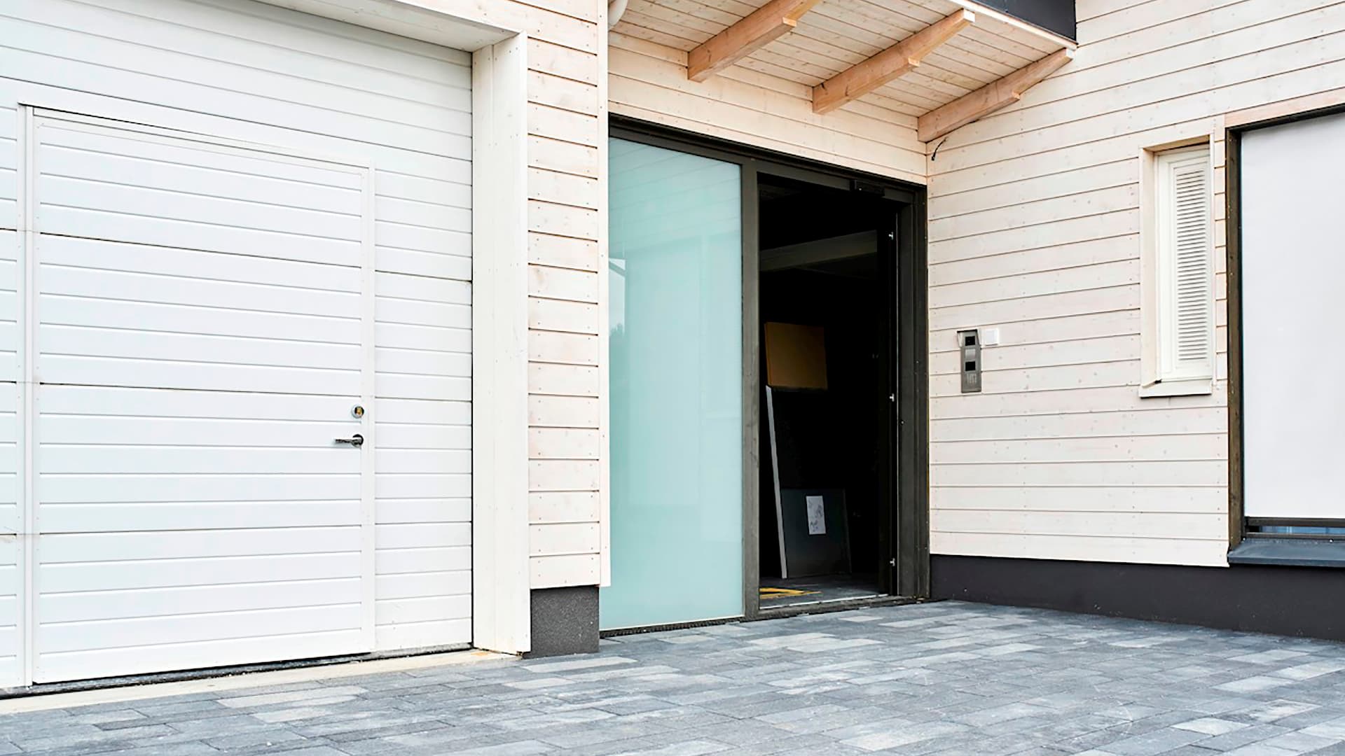 Kotiautomaatio esteettömän arjen helpottajana – Mikaelin tarina