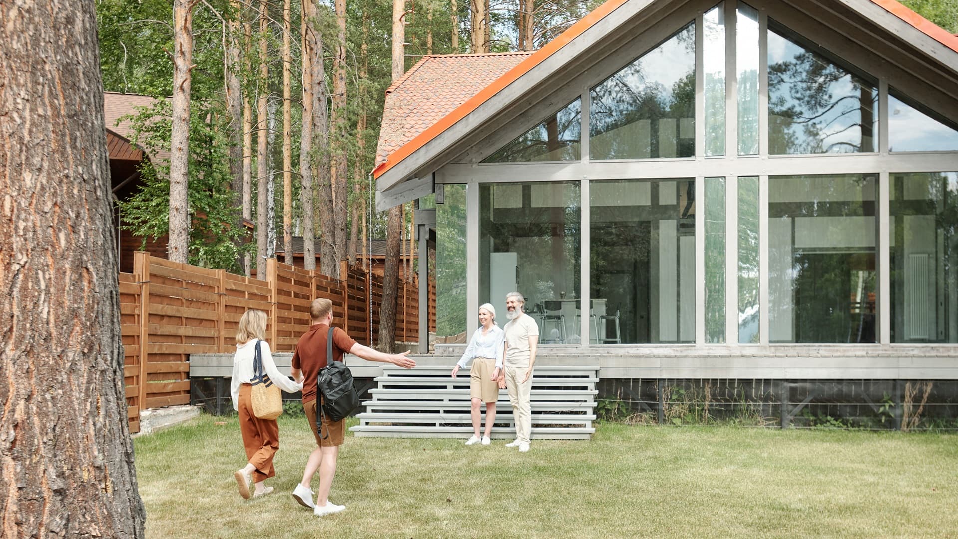 <p data-block-key="vl607">Pariskunta toivottaa vieraat tervetulleeksi remontoituun taloon. (Kuva: Envato)</p>